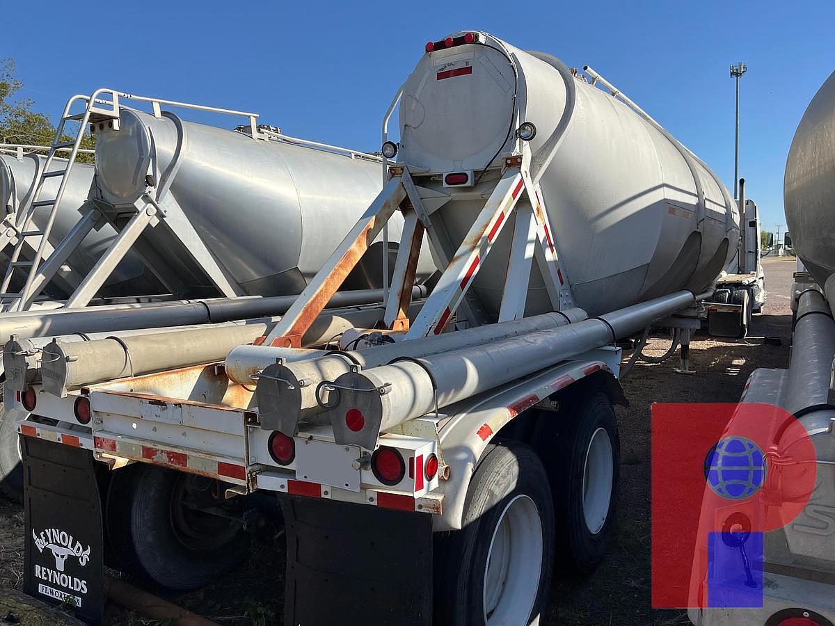 Used 1981 Heil 1040 Pneumatic Trailer