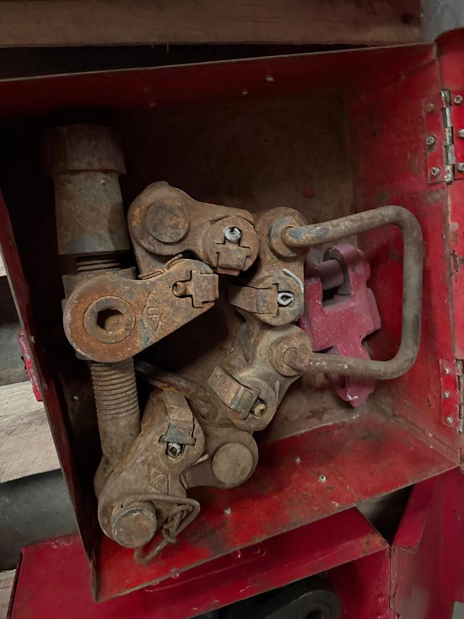 Used (6 x $) TYPE T & C SAFETY CLAMPS