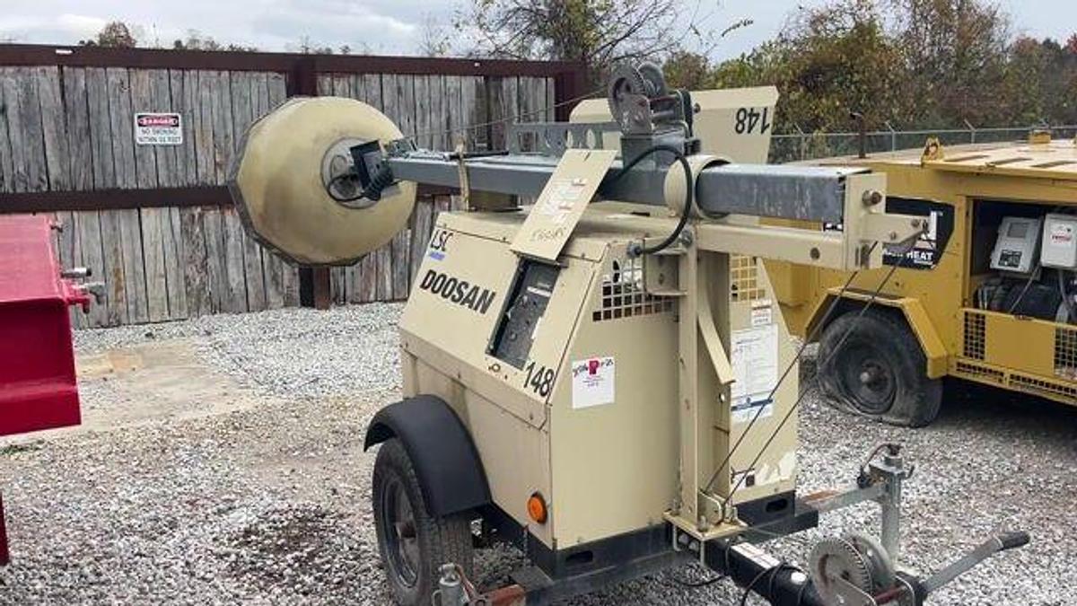Used DOOSAN LSC TELESCOPING LIGHT TOWER, TOWABLE