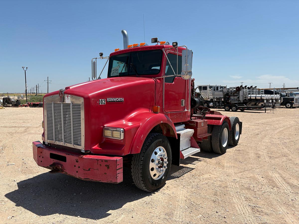 Used 2002 KENWORTH T800 T/A DAYCAB WINCH TRUCK