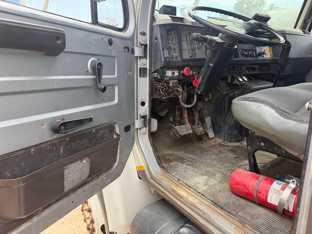 Used 2000 INTERNATIONAL 4800 4X4 S/A SPILT DRUM WIRELINE TRUCK