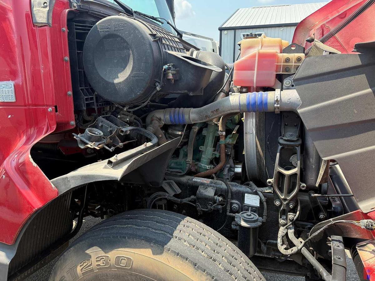 Used 2009 VOLVO VHD T/A DAY CAB TRUCK TRACTOR