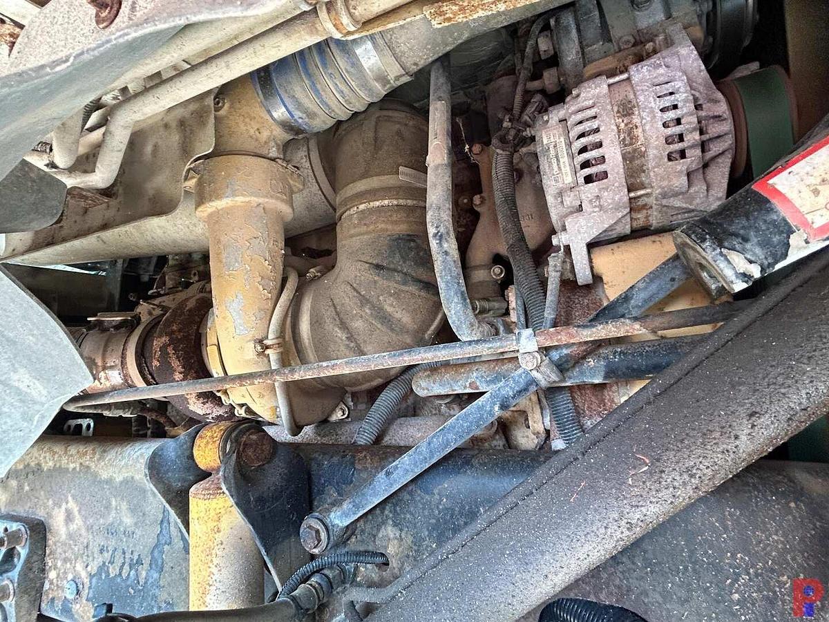 Used 2002 FREIGHTLINER ARGOSY T/A CABOVER WIRELINE TRUCK