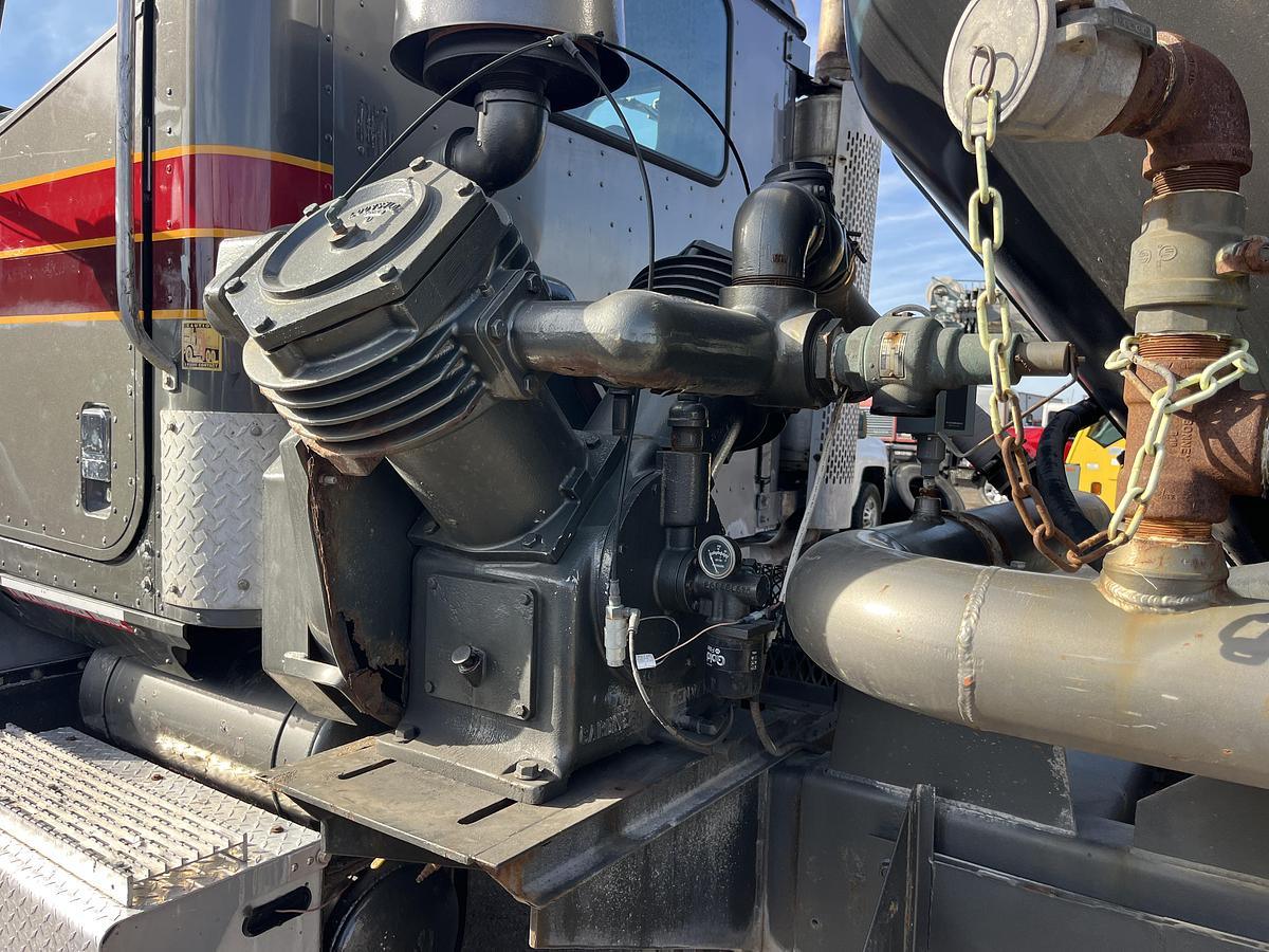 Used 2004 INTERNATIONAL  PAYSTAR 5600I TRI AXLE 660 CF CEMENT BULK TRUCK