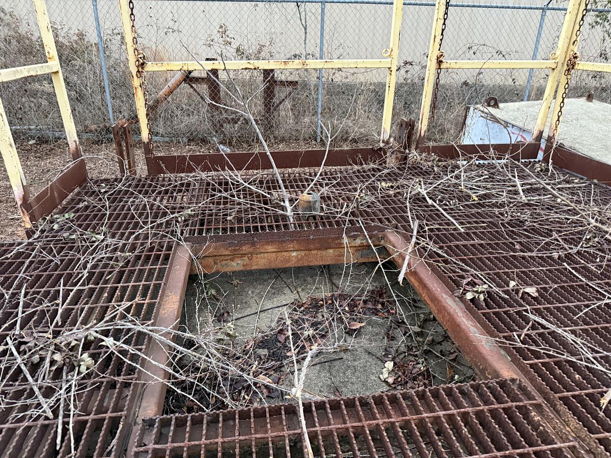 Used 131” X 93” RIG WORK FLOOR W/ FOLD DOWN SIDE & HANDRAILS