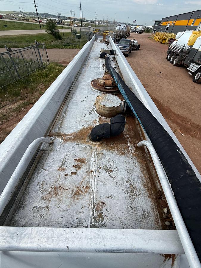 Used 1982 CLOU 5,800 GALLON ALUMINUM 3-AXLE PUP TRAILER