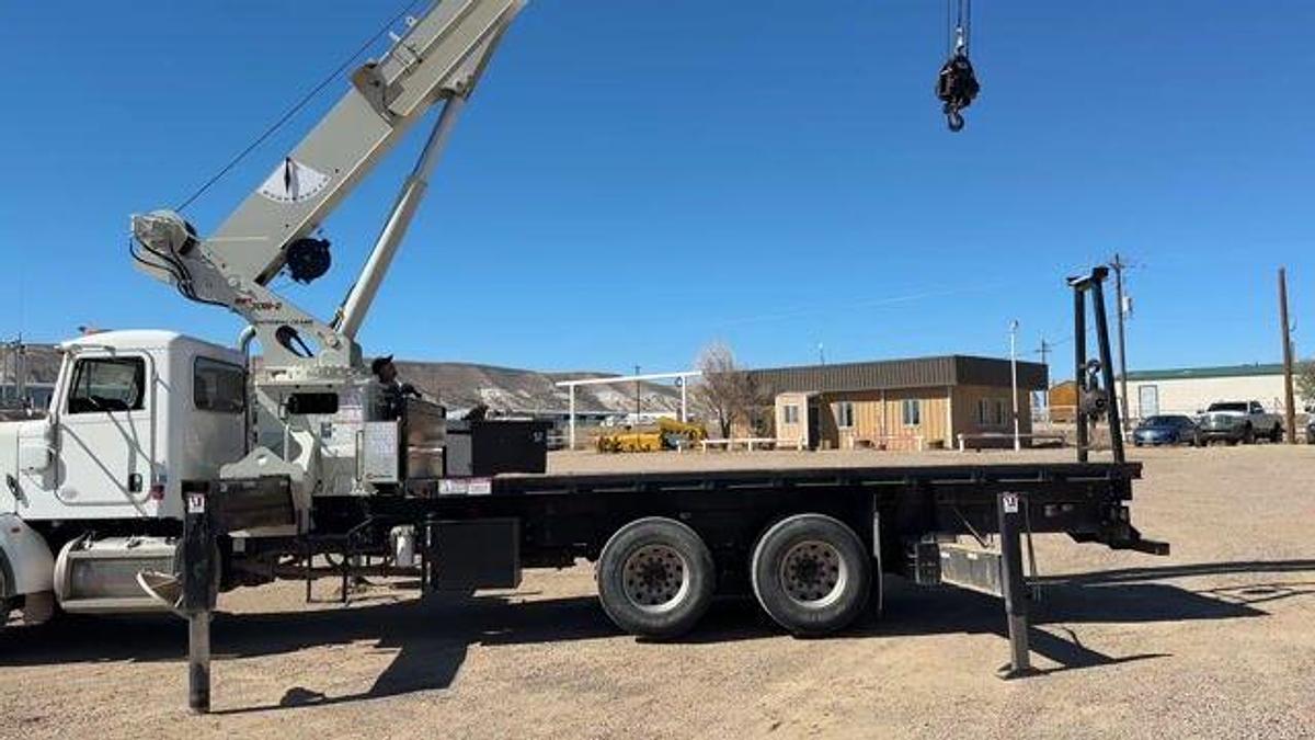 Used 2019 NATIONAL NBT30H-2 30 TON T/A CRANE TRUCK ON  2019 PETERBILT 367
