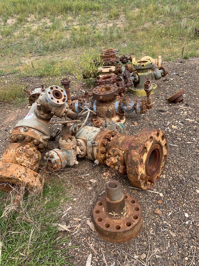 Used (30+) 7-1/16 Fluid Crosses and Wellheads