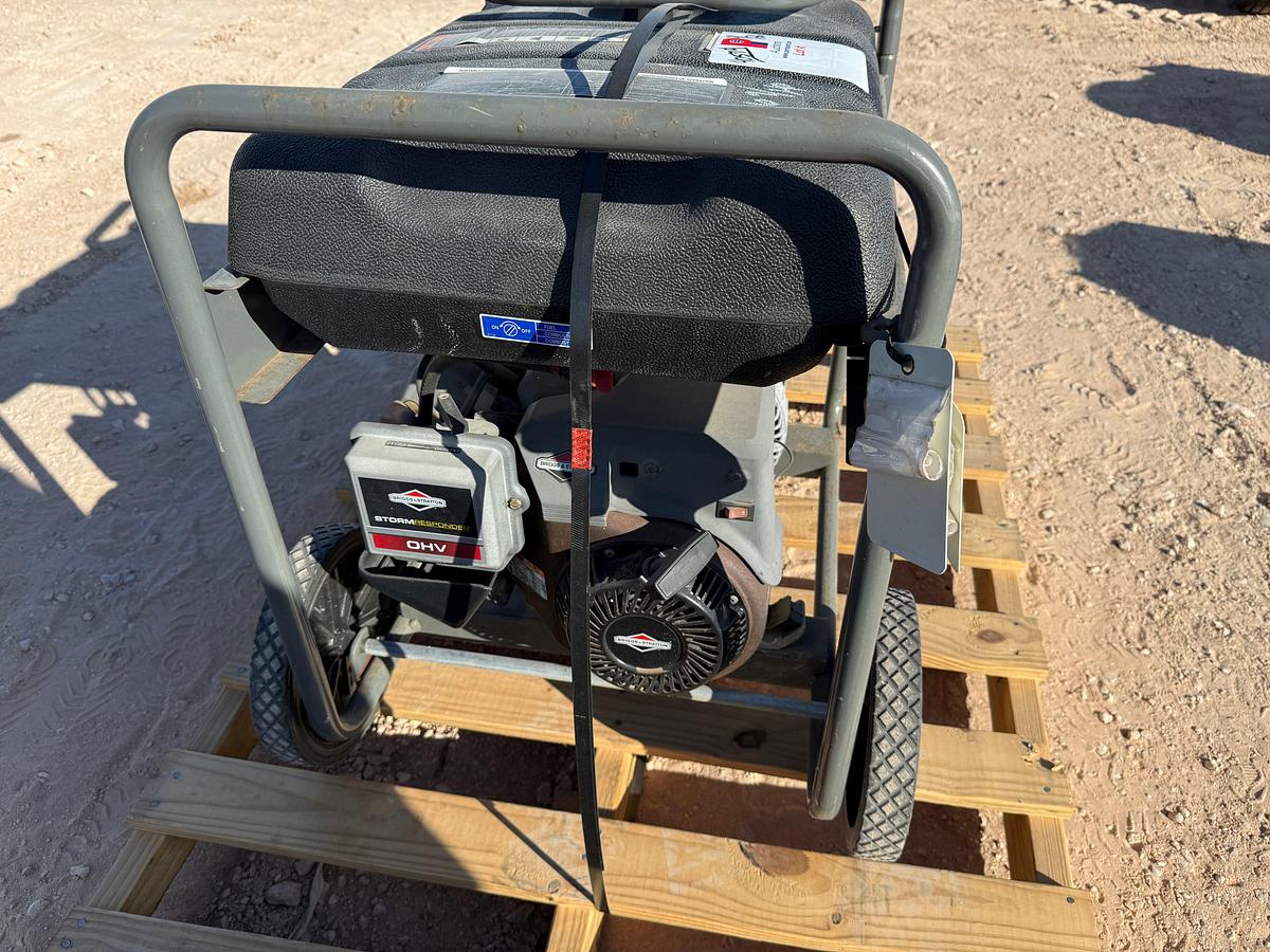 Used STORM RESPONDER MODEL 030430 / 5500 AC WATTS / 120/240-VOLTS P/B BRIGGS&STRATTON GAS ENGINE PORTABLE GENERATOR