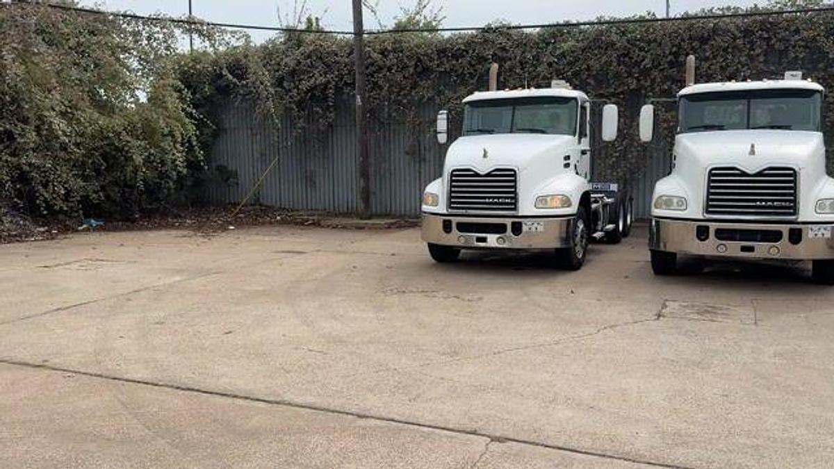 Used 2013 MACK CXU613 T/A DAY CAB TRUCK TRACTOR