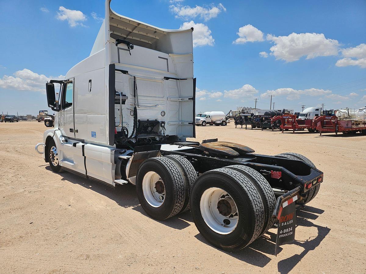 Used 2017 Volvo T/A Sleeper Haul Truck