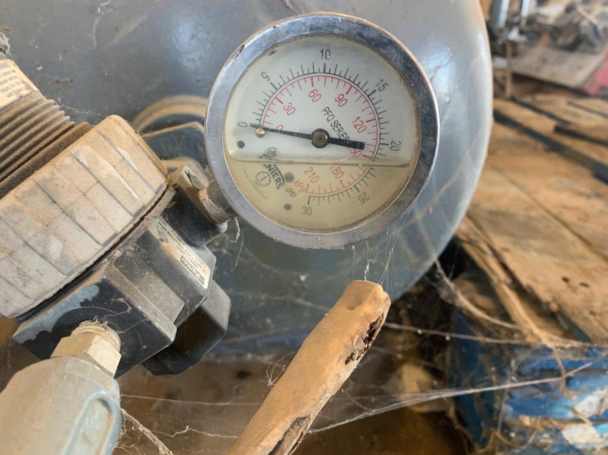 Used (2)  Hydraulic Lift Cylinders, and 200 PSI Non Potable Water Tank for Brake Coolant On Rig