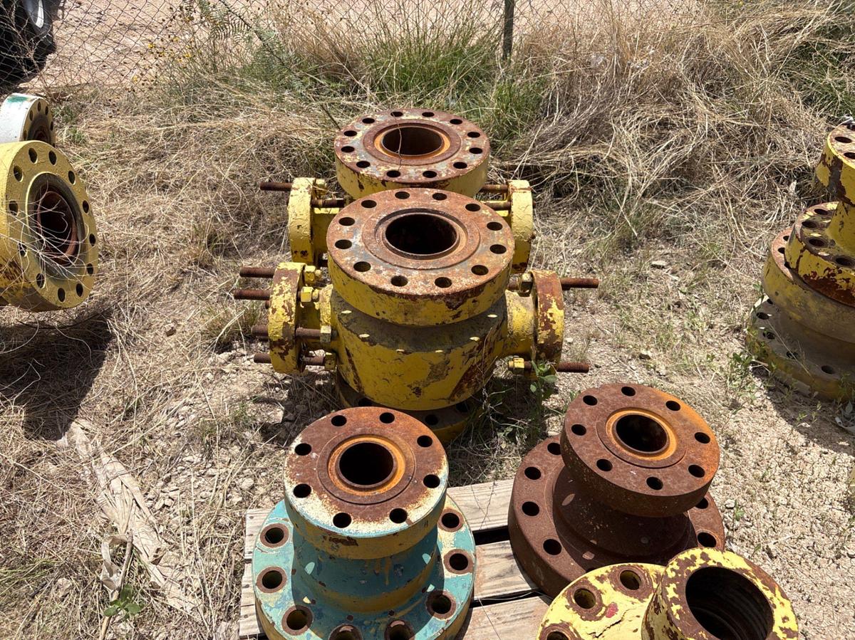 Used (4 pallets) assorted weco flanges, DSA’S, (2) 7” x 4” fluid crosses, etc