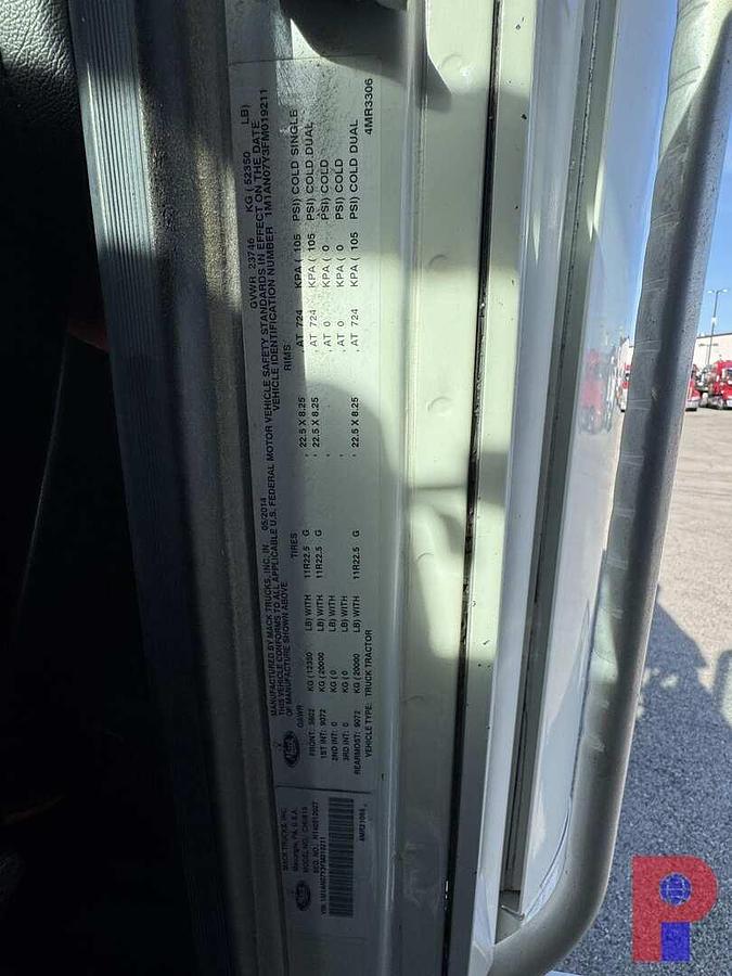 Used 2015 MACK PINNACLE CHU613 TRI AXLE SLEEPER TRUCK