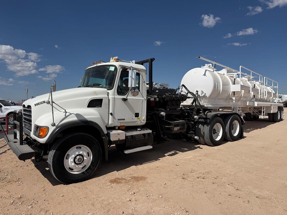 Used 2006 MACK CV713 T/A DAYCAB KILL TRUCK & 130BBL KILL TRAILER