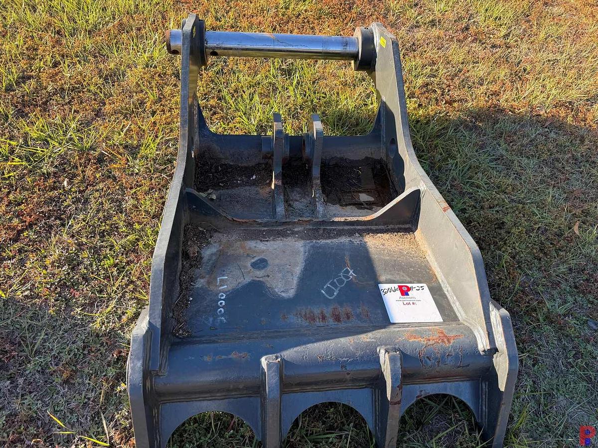 Used LUIIGONG 32” X 62” HYDRAULIC EXCAVATOR THUMB