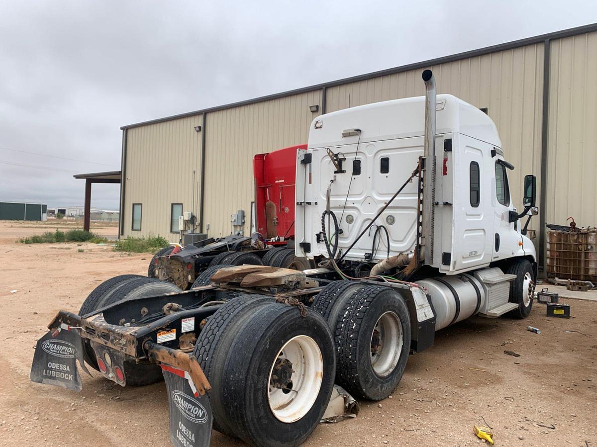 Used 2008 Freightliner Columbia 120 Sleeper Truck
