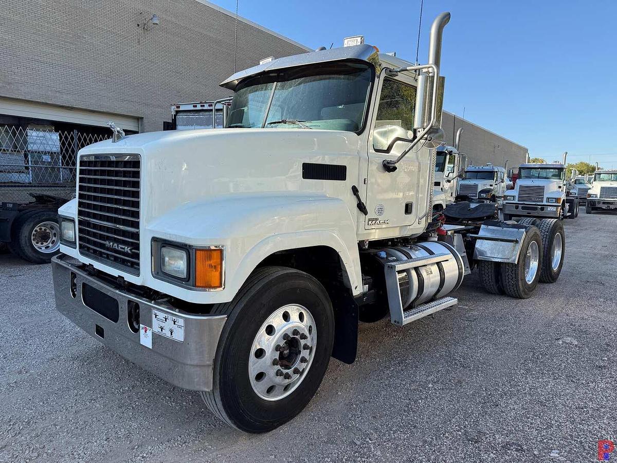 Used 2015 MACK PINNACLE CHU613 T/A DAY CAB TRUCK TRACTOR