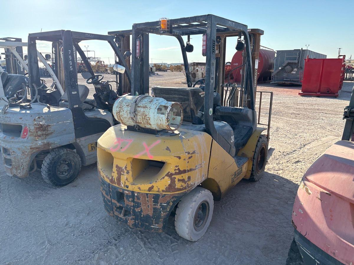 Used Komatsu FG30HT-16 6,000lb forklift