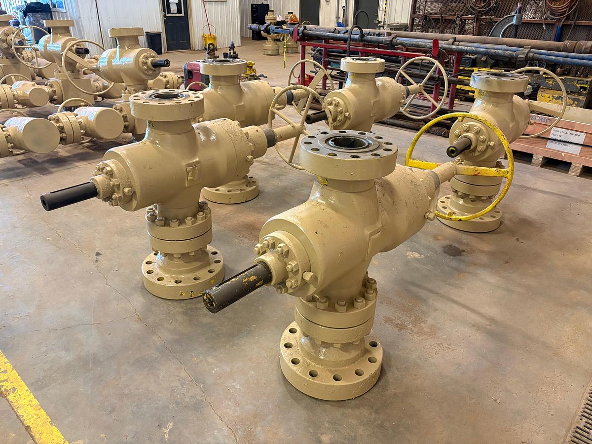 Used (5x$) 5-1/8” 10k gate valves w/ 5” x 7” x 14” spools