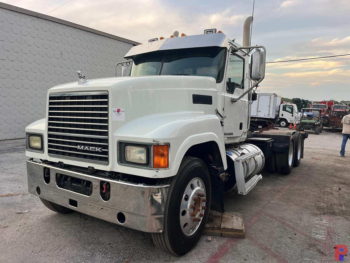 Used 2011 MACK PINNACLE T/A 60K HYD WINCH TRUCK