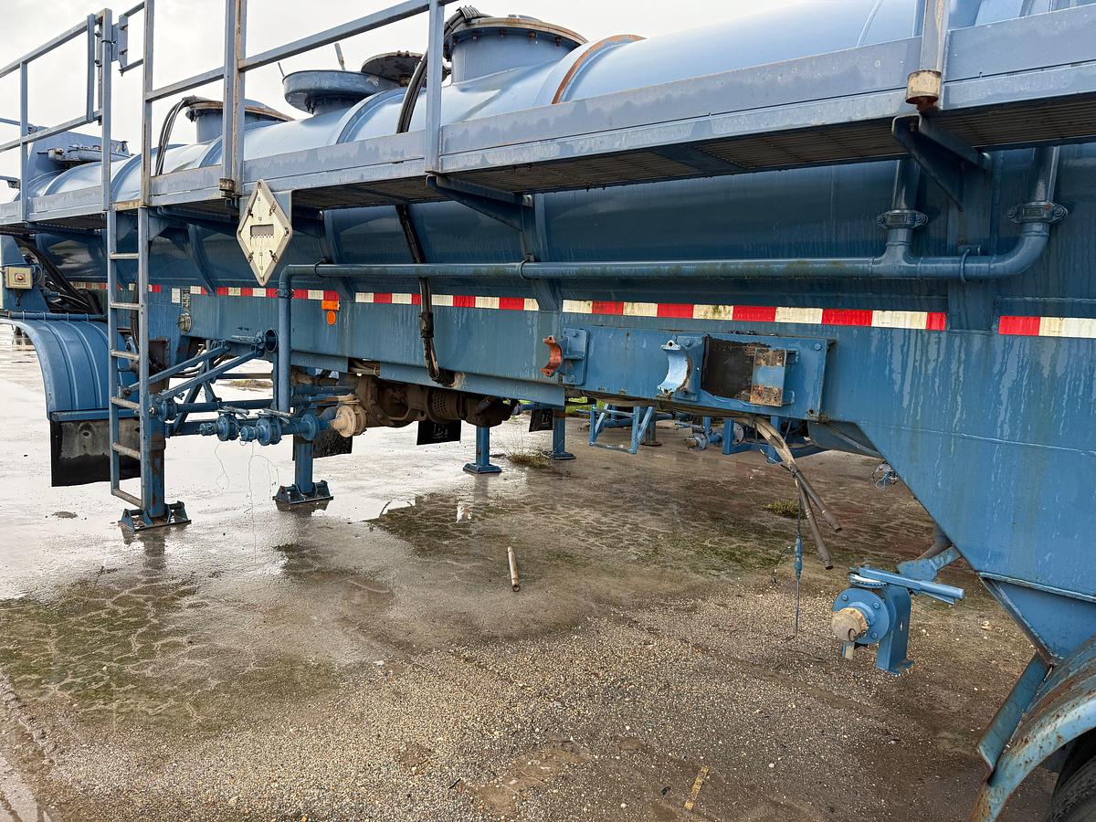 Used 2012 WILCO 4,100 GALLON W/ HYD AGITATORS T/A ACID TRANSPORT TRAILER