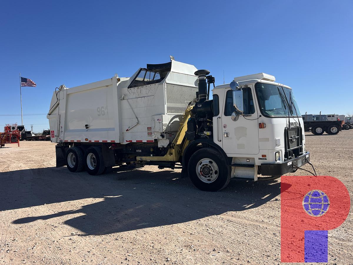 Used 2017 AUTOCAR XPEDITOR T/A 29YD CAB OVER TRASH TRUCK