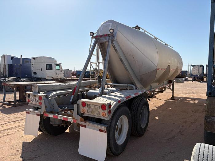 Used 1984 FRUEHAUF 1,000 CU.FT. 3-COMPARTMENT PNEUMATIC DRY BULK TRAILER