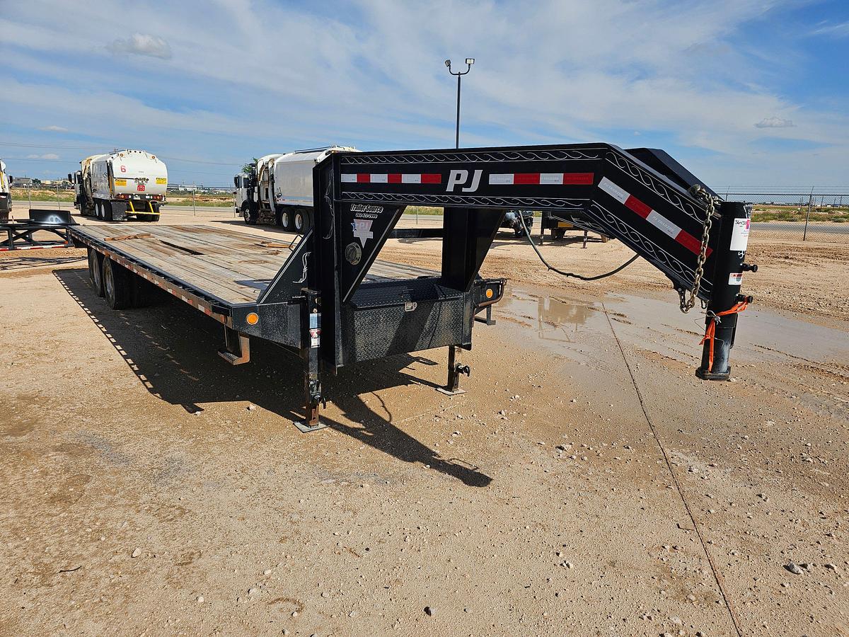 Used 2019 PJ 30’ X 102” T/A GOOSENECK TRAILER