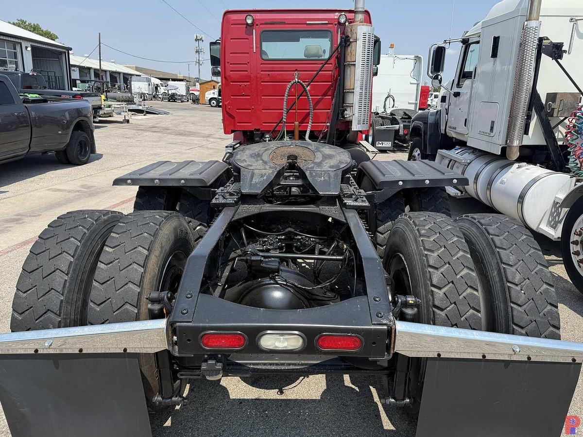 Used 2009 VOLVO VHD T/A DAY CAB TRUCK TRACTOR