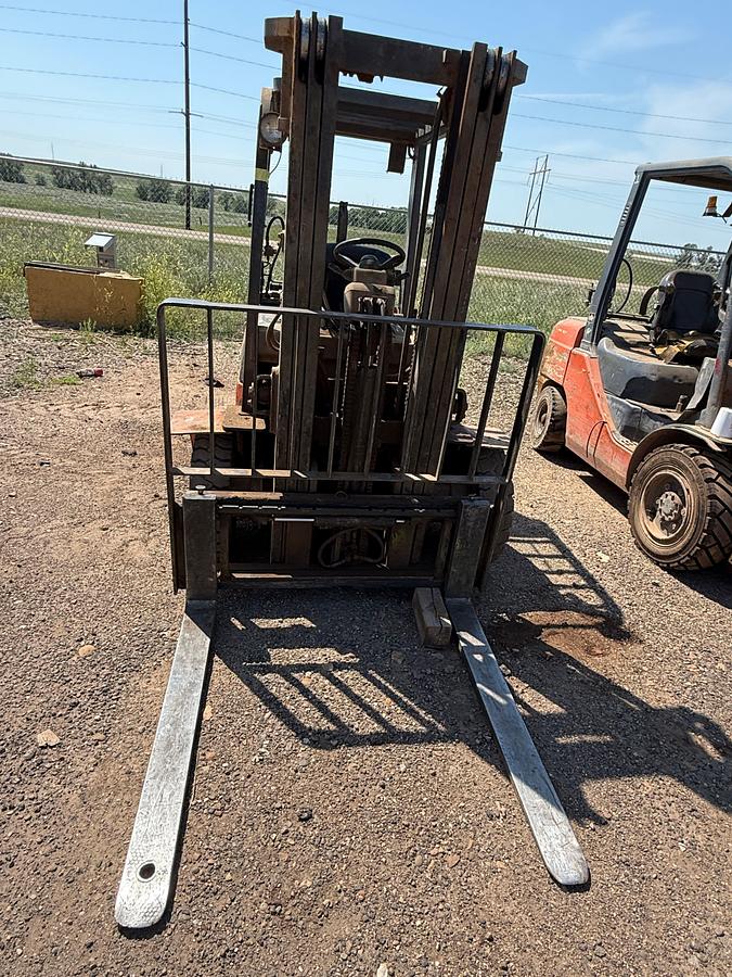 Used TOYOTA 7FGU25 G/LP 4,550 LBS FORKLIFT (inoperable)