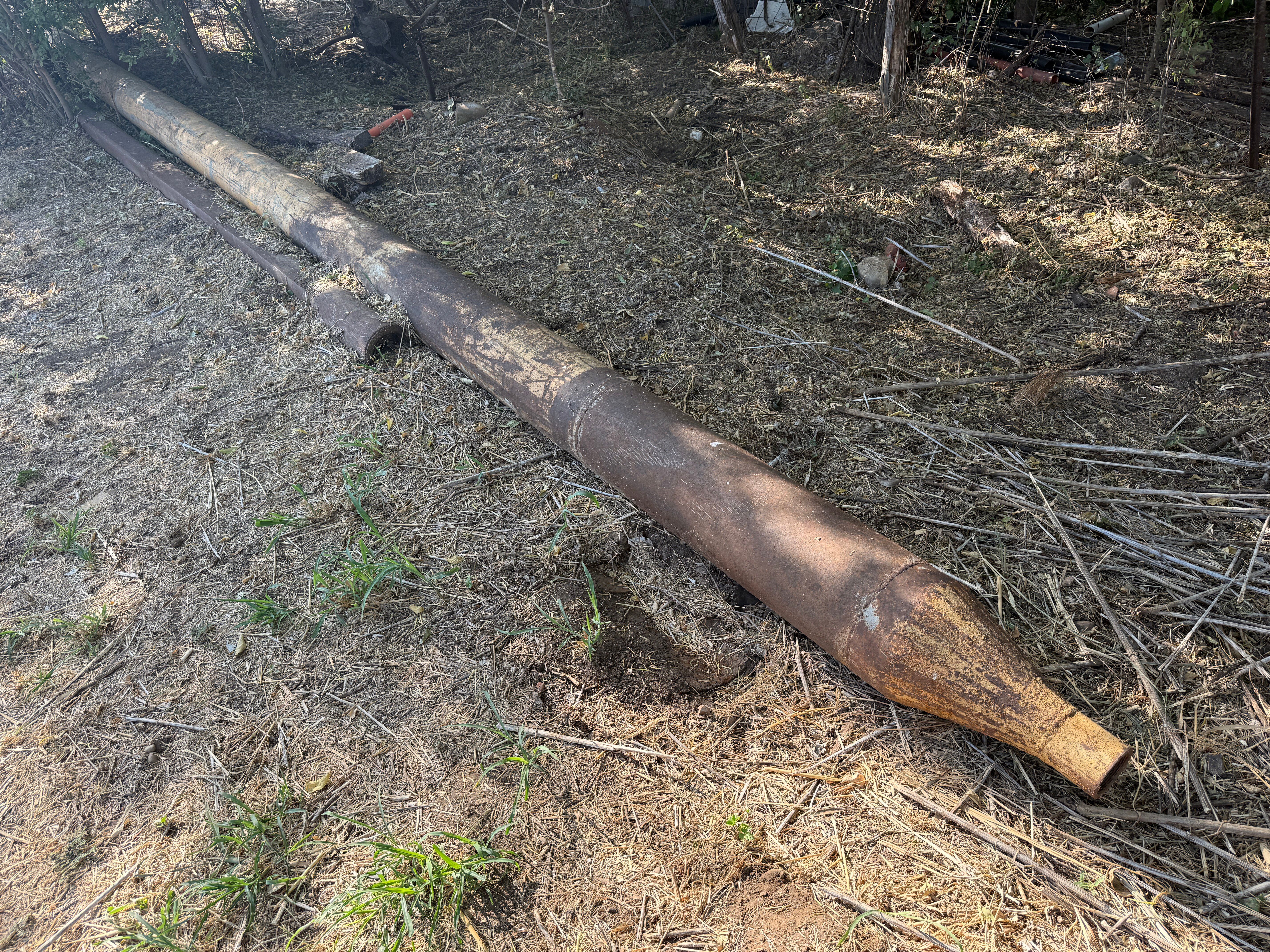 Used (1) 5-1/2” OCT. KELLY, BUSHING, RATHOLE, & PILE OF VARIOUS MUD HOSES & PIPE MOSTLY 8”