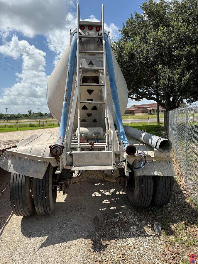 Used 2014 TRAIL KING 1350 CF T/A SELF-CONTAINED DRY BULK CEMENT TRAILER
