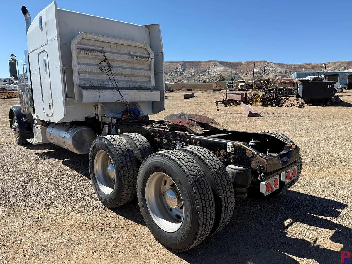 Used 2004 PETERBILT 379 EXT HOOD T/A 63” SLEEPER TRUCK