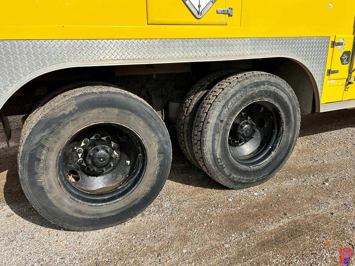 Used 2002 FREIGHTLINER ARGOSY T/A CABOVER WIRELINE TRUCK