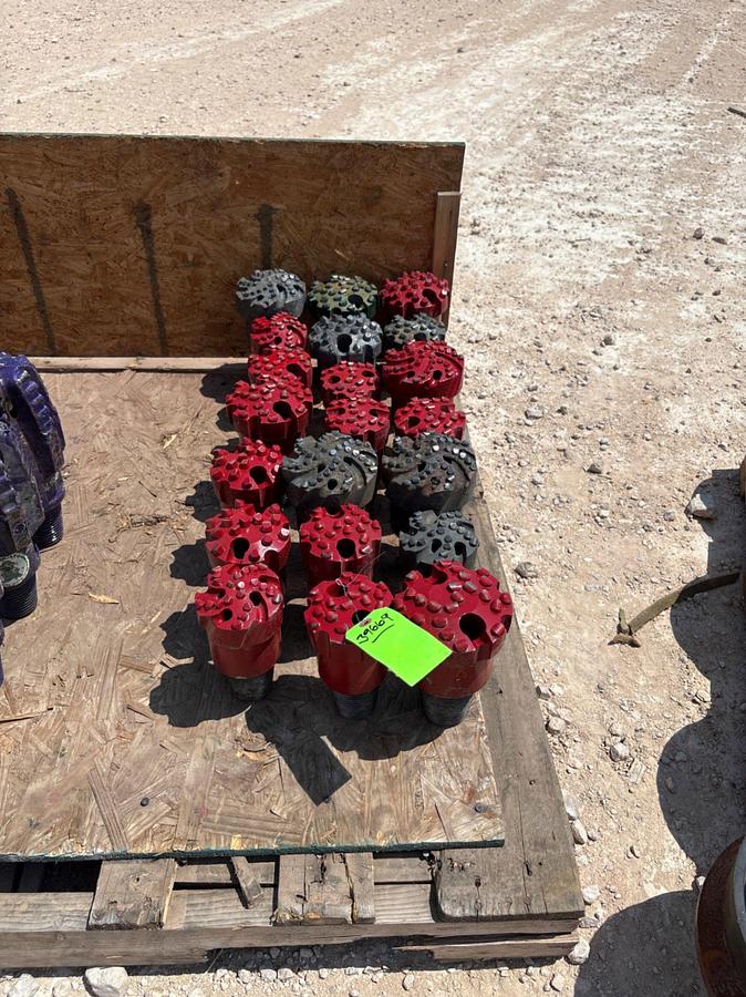 Used (21x$) (21) Unused assorted size bear claw/ metal muncher drill bits