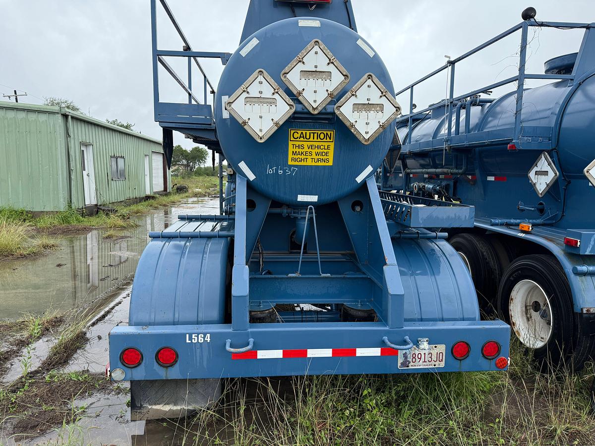 Used 2012 WILCO 4,100 GALLON W/ HYD AGITATORS T/A ACID TRANSPORT TRAILER