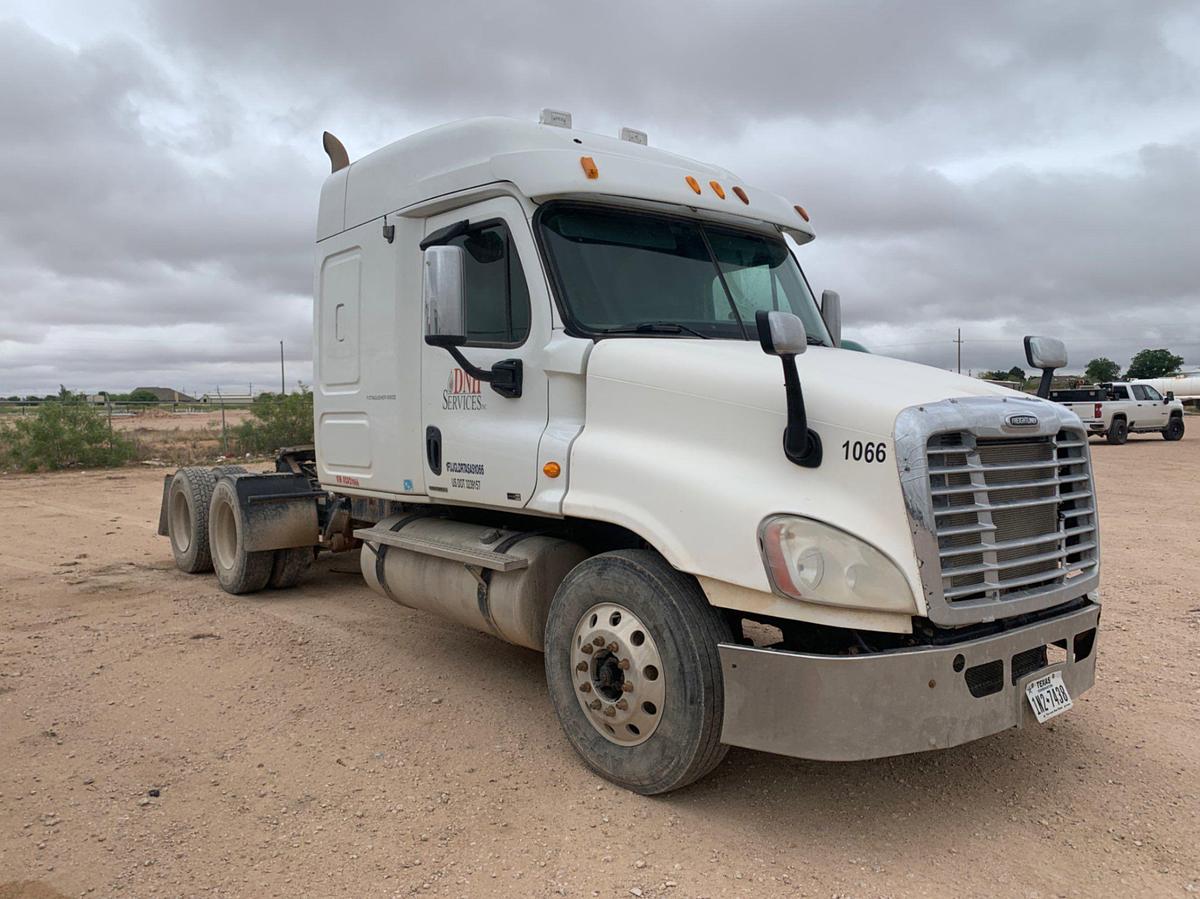 Used 2010 Freightliner Cascadia Sleeper Truck