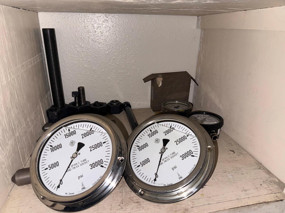 Used LOT W/ CONTENTS OF GAUGE ROOM INCLUDING (50+) (UNUSED) IN-ACT & NON API UP TO 11” THREAD GAUGE & METAL LOCKERS