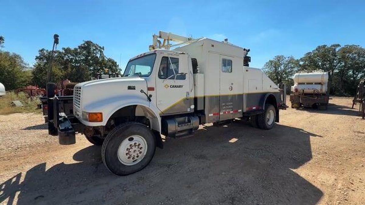 Used 2000 INTERNATIONAL 4800 S/A 4X4 SLICKLINE TRUCK