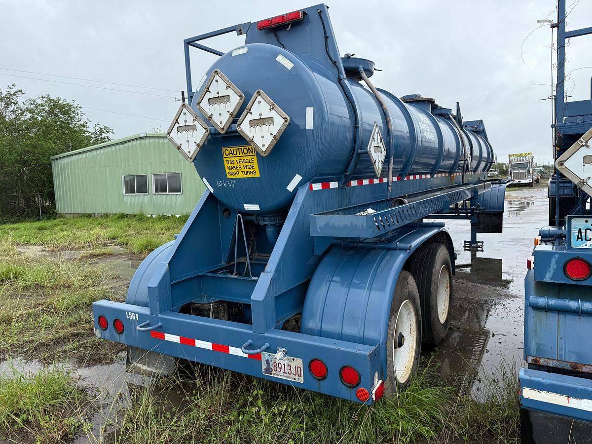 Used 2012 WILCO 4,100 GALLON W/ HYD AGITATORS T/A ACID TRANSPORT TRAILER