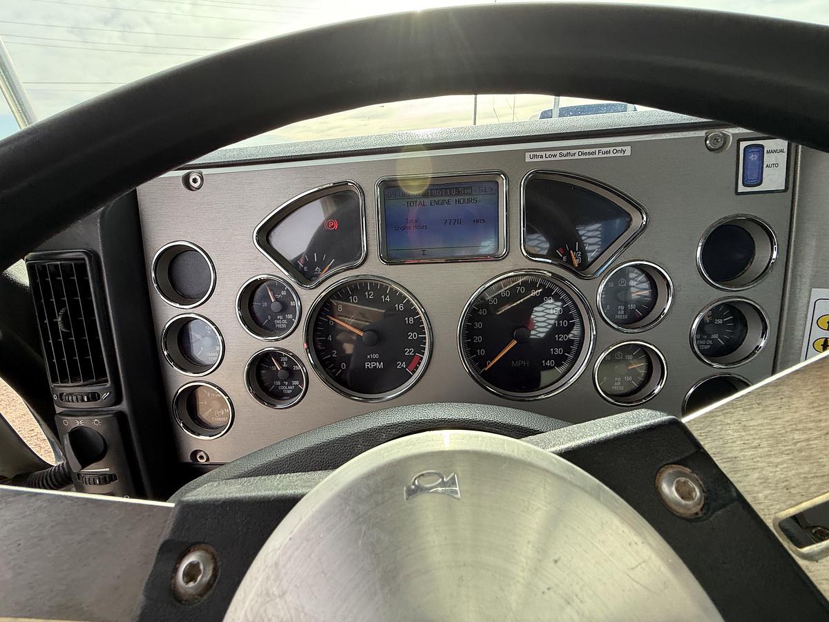 Used 2014 MACK PINNACLE CHU613 T/A 80K HYD. SLICK BACK WINCH TRUCK