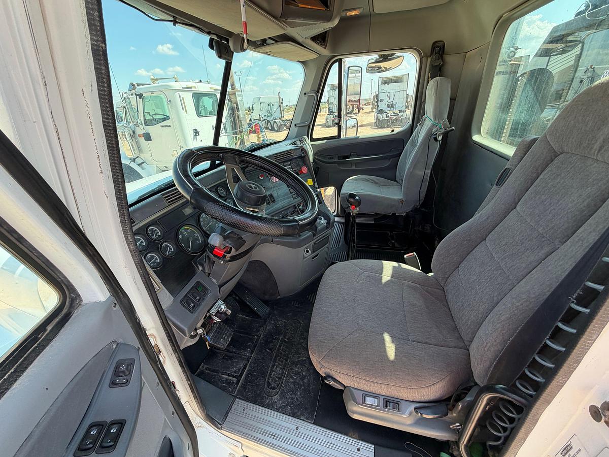 Used 2006 Freightliner Columbia 120 Day Cab Haul Truck
