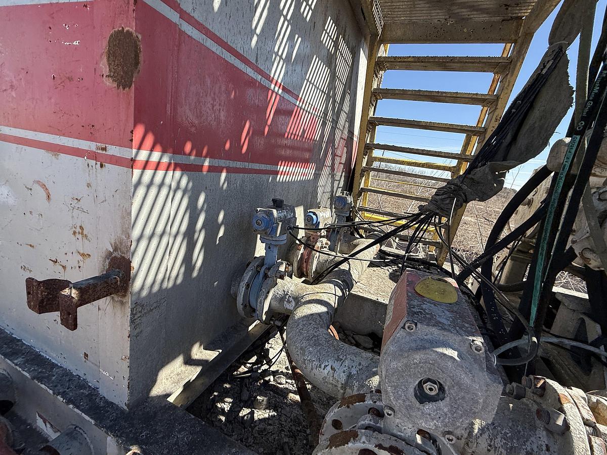 Used OILWELL SA634-5 10K WP TRIPLEX CEMENT PUMP UNIT W/ MIXING TANKS SKIDDED MTD ON 2007 LUFKIN TRI AXLE NARROW NECK LOWBOY