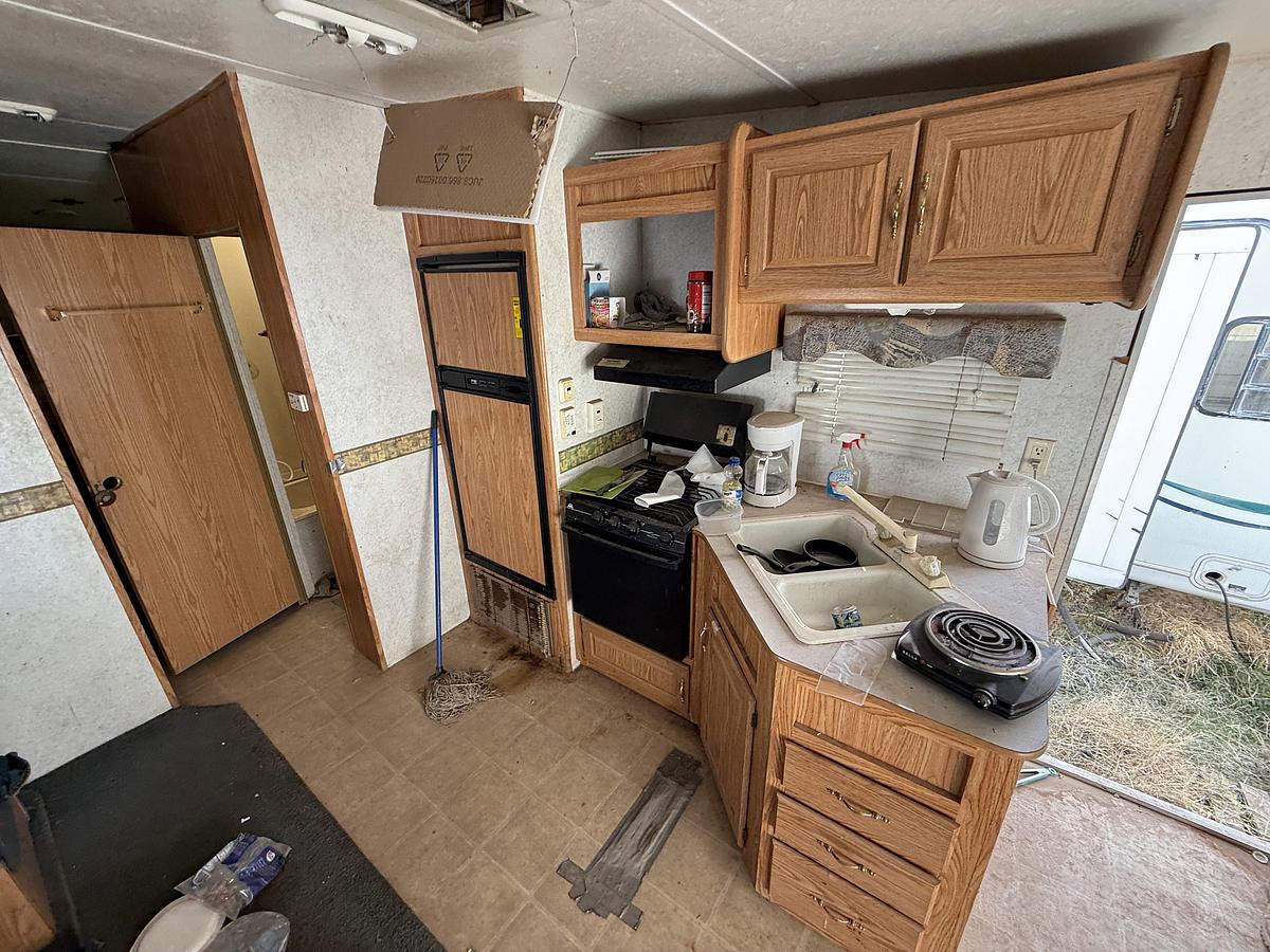 Used 2003 DUTCHMEN 25’ SPORT T/A FIFTH WHEEL PULL CAMPER TRAILER