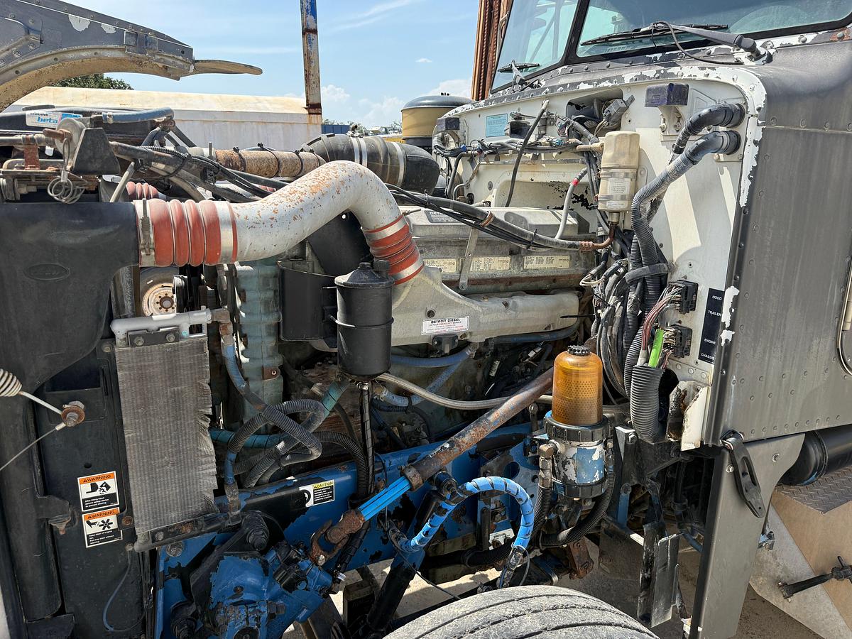 Used 2002 PETERBILT 379 T/A 36” SLEEPER TRUCK W/ VAC PUMP