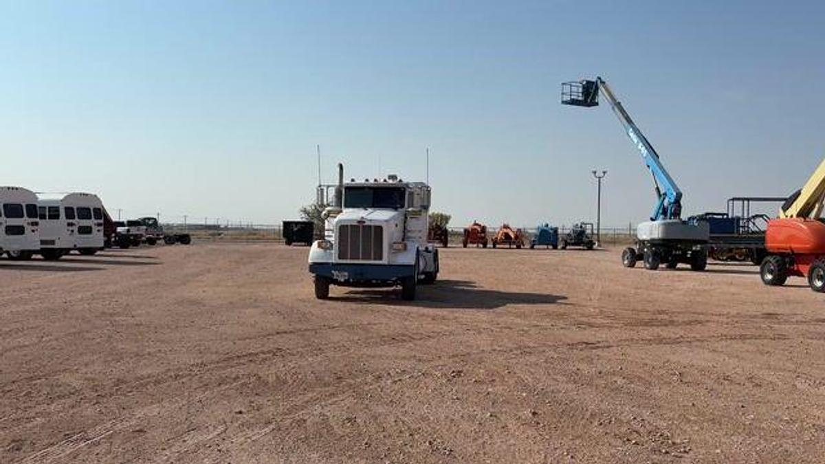 Used 2013 PETERBILT 367 T/A SLEEPER HAUL TRUCK