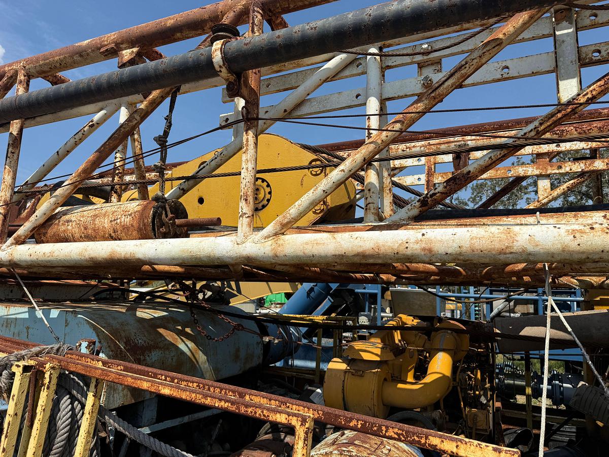 Used SPENCER-HARRIS MODEL 7000 TRAILER MTD DRILLING RIG & 14'L X 8'T X 16'W SUBSTRUCTURE W/ RAMP