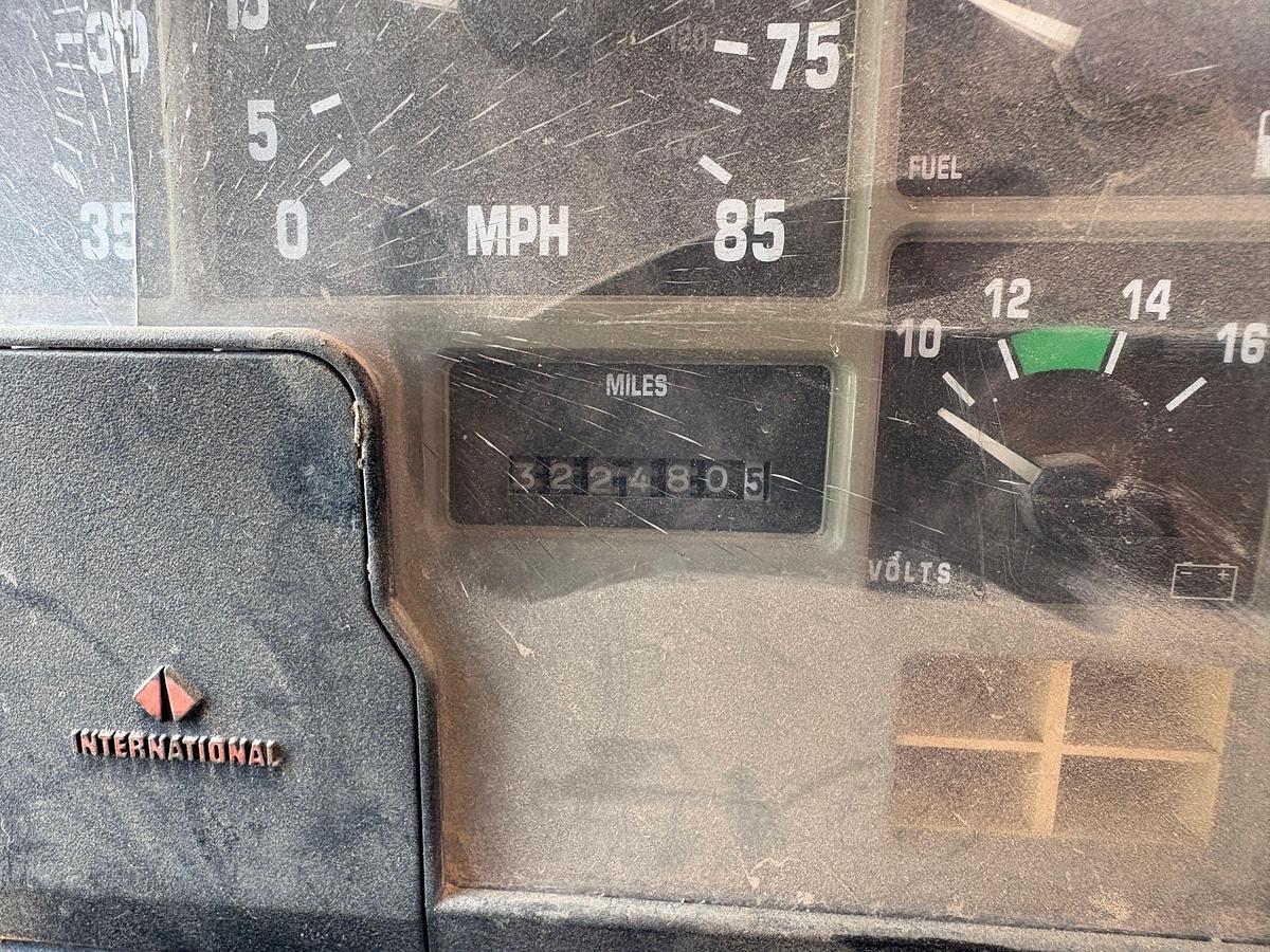 Used 1992 INTERNATIONAL 4900 S/A DAYCAB VACUUM TRUCK