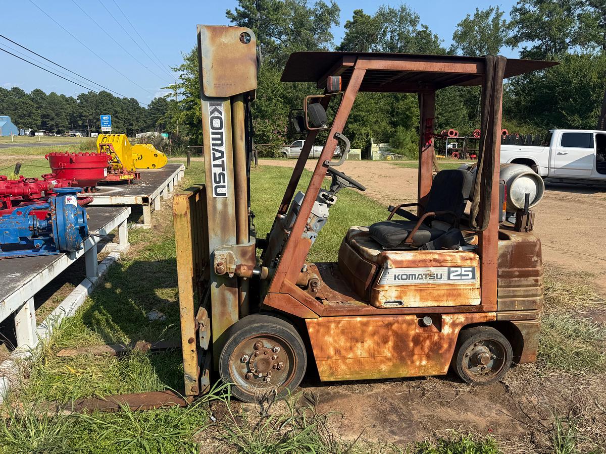 Used KOMATSU FG-25 ST11 LP 4,480 LB. FORKLIFT